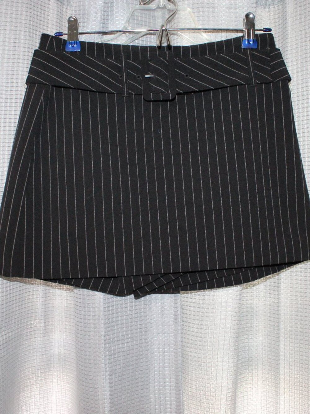 NWOT Express Low Rise Twill Belted Mini Skort Black Pinstripe Size 6